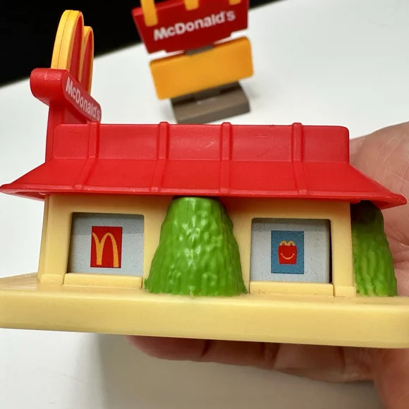 McDONALD'S 2025 Lil McDonalds #2 Restaurant & #14 Miniature Sign Lot of 2 Toys - Picture 4 of 10